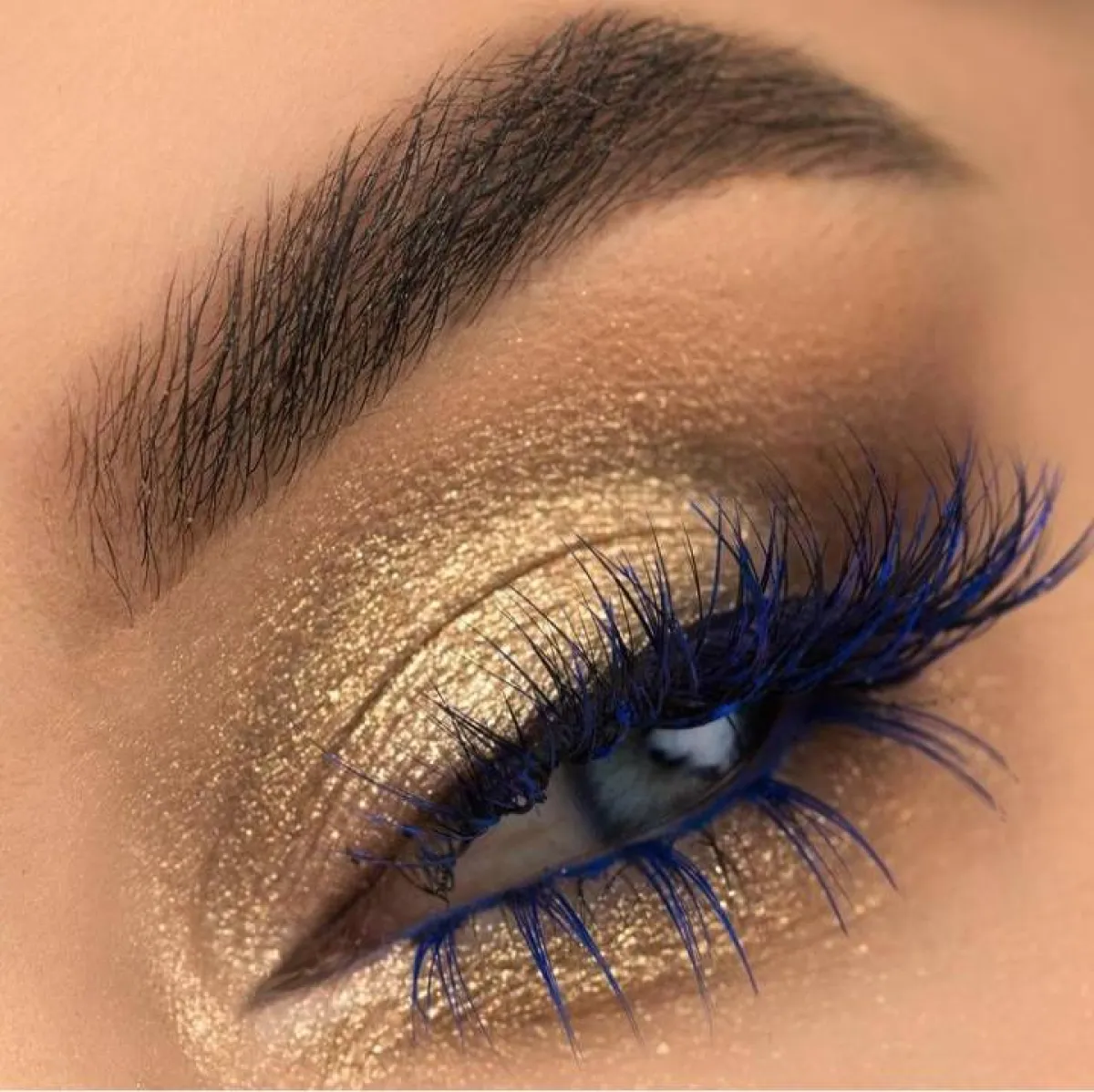 صور مكياج عيون أزرق وذهبي