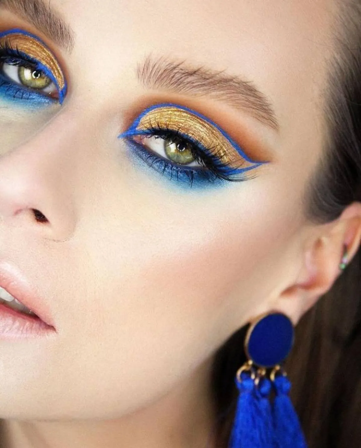 مكياج عيون غرافيكي أزرق وذهبي