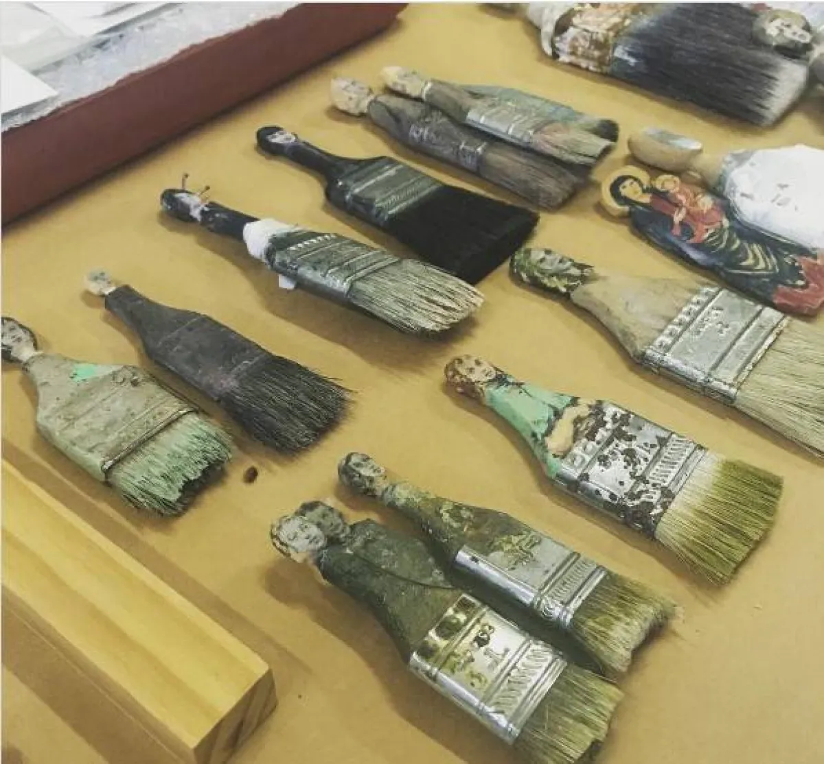 منحوتات على فرشاة الرسم