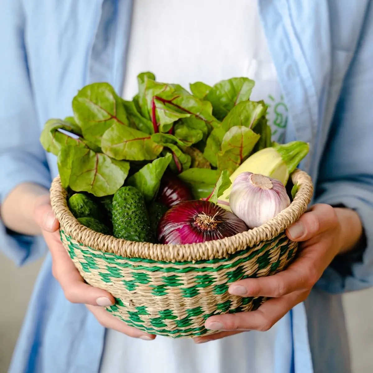 صورة لطبق يحوي ثوماً وخضروات