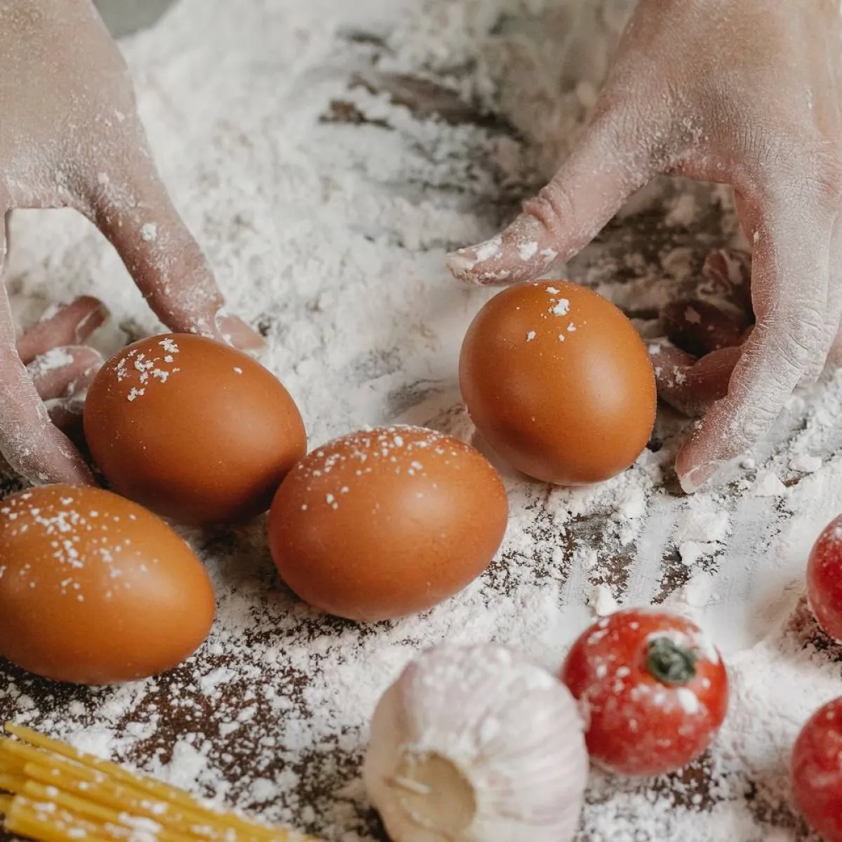 صورة لحبات البيض والطماطم والثوم