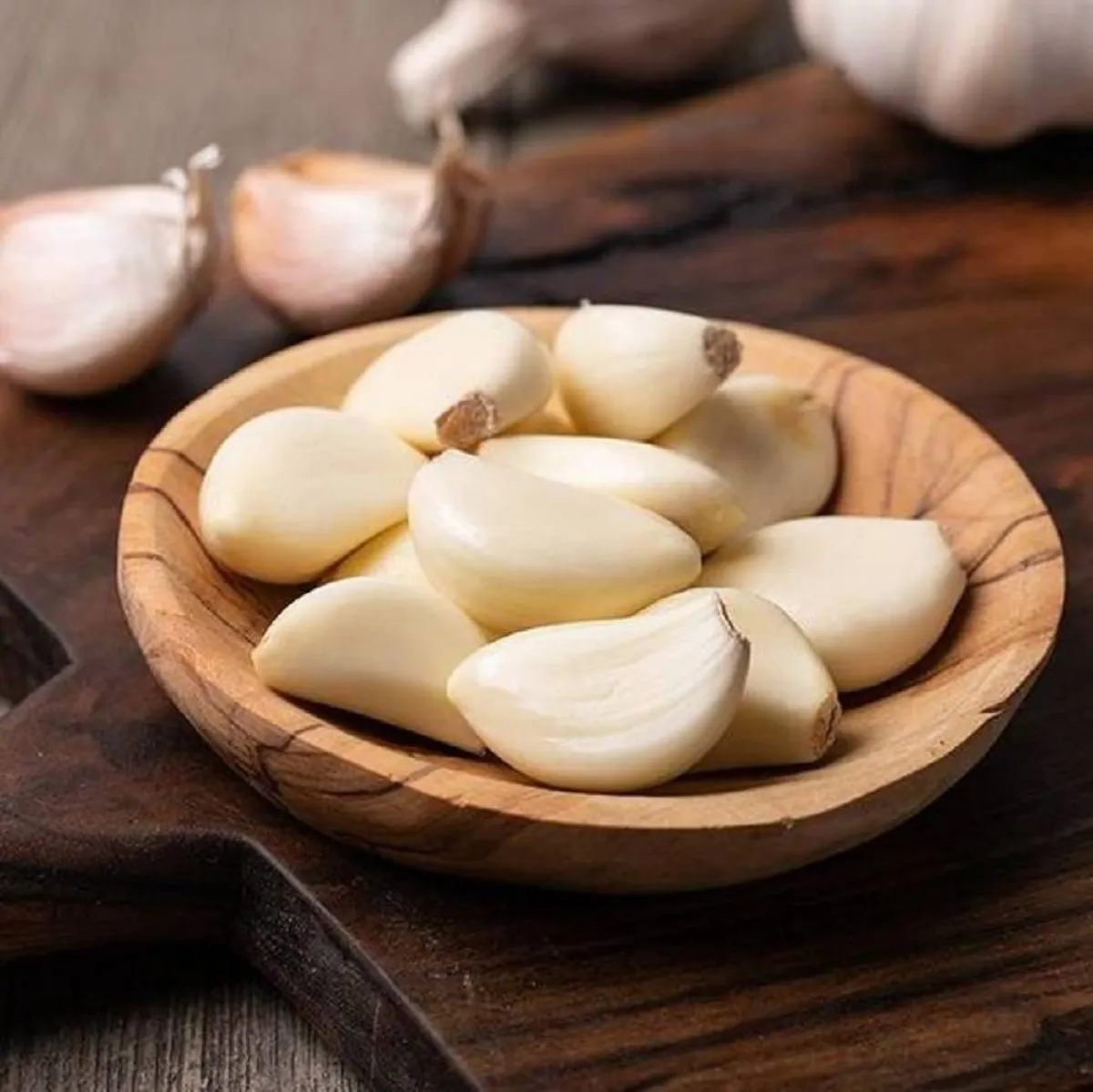 طبق يحوي حبات الثوم