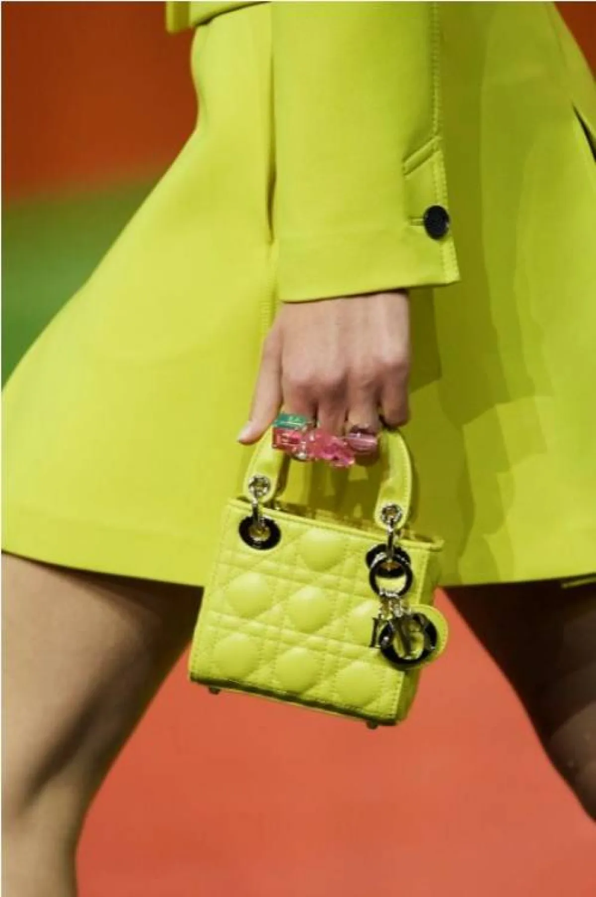 حقيبة باللون الأصفر من كريستيان ديور  Christian Dior