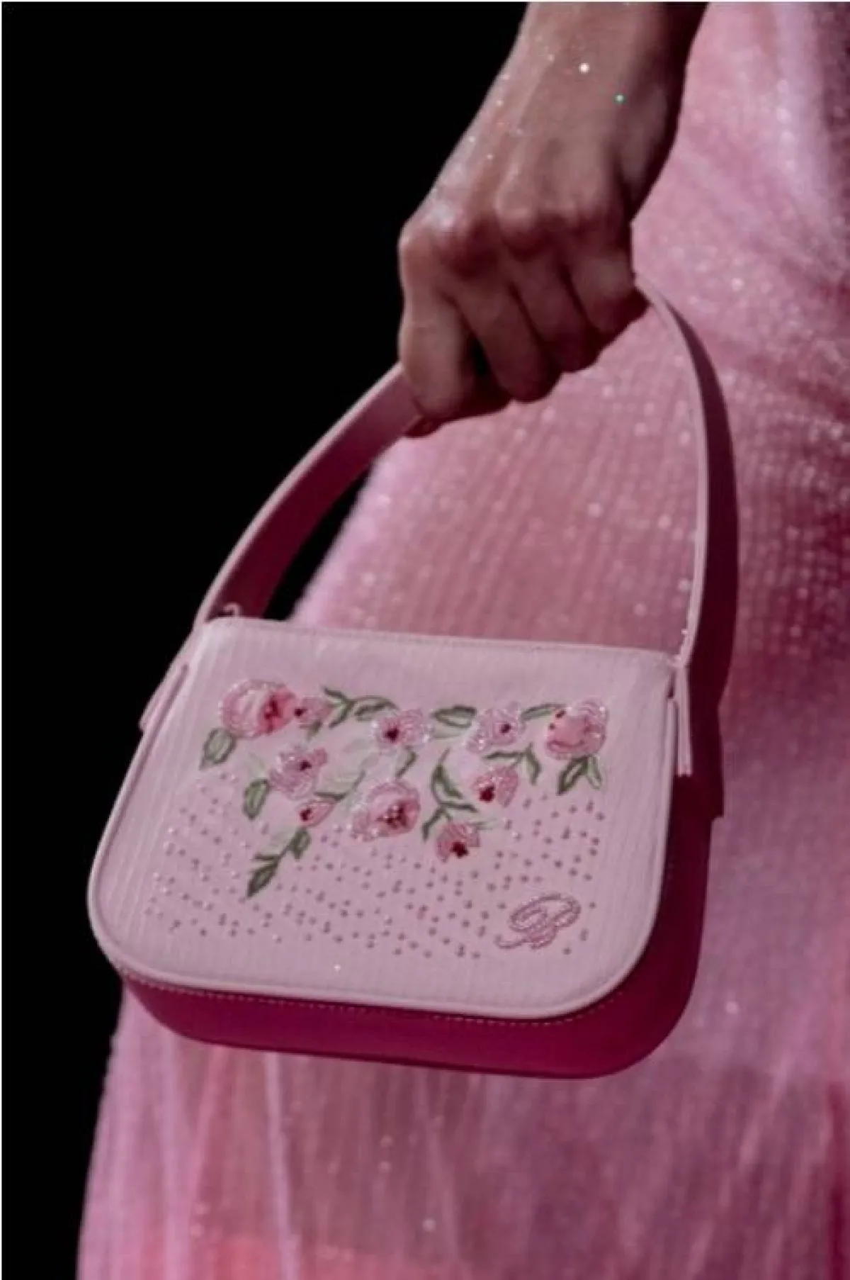 حقيبة باللون الوردي من بلومارين  Blumarine