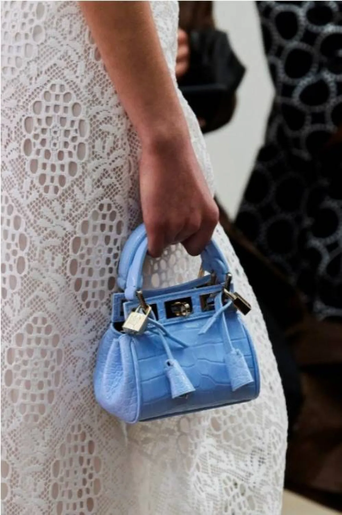 حقيبة باللون الأزرق من جيامباتيستا فالي  Giambattista Valli