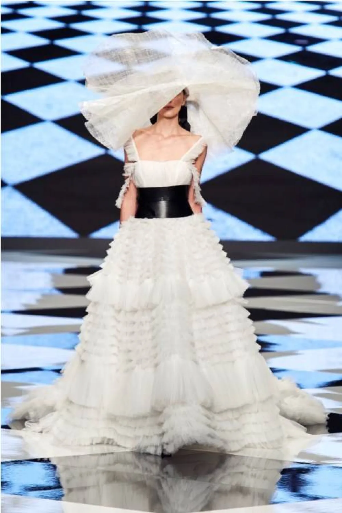 فستان زفاف مع حزام أسود من إليزابيتا بولينيانو  Elisabetta Polignano