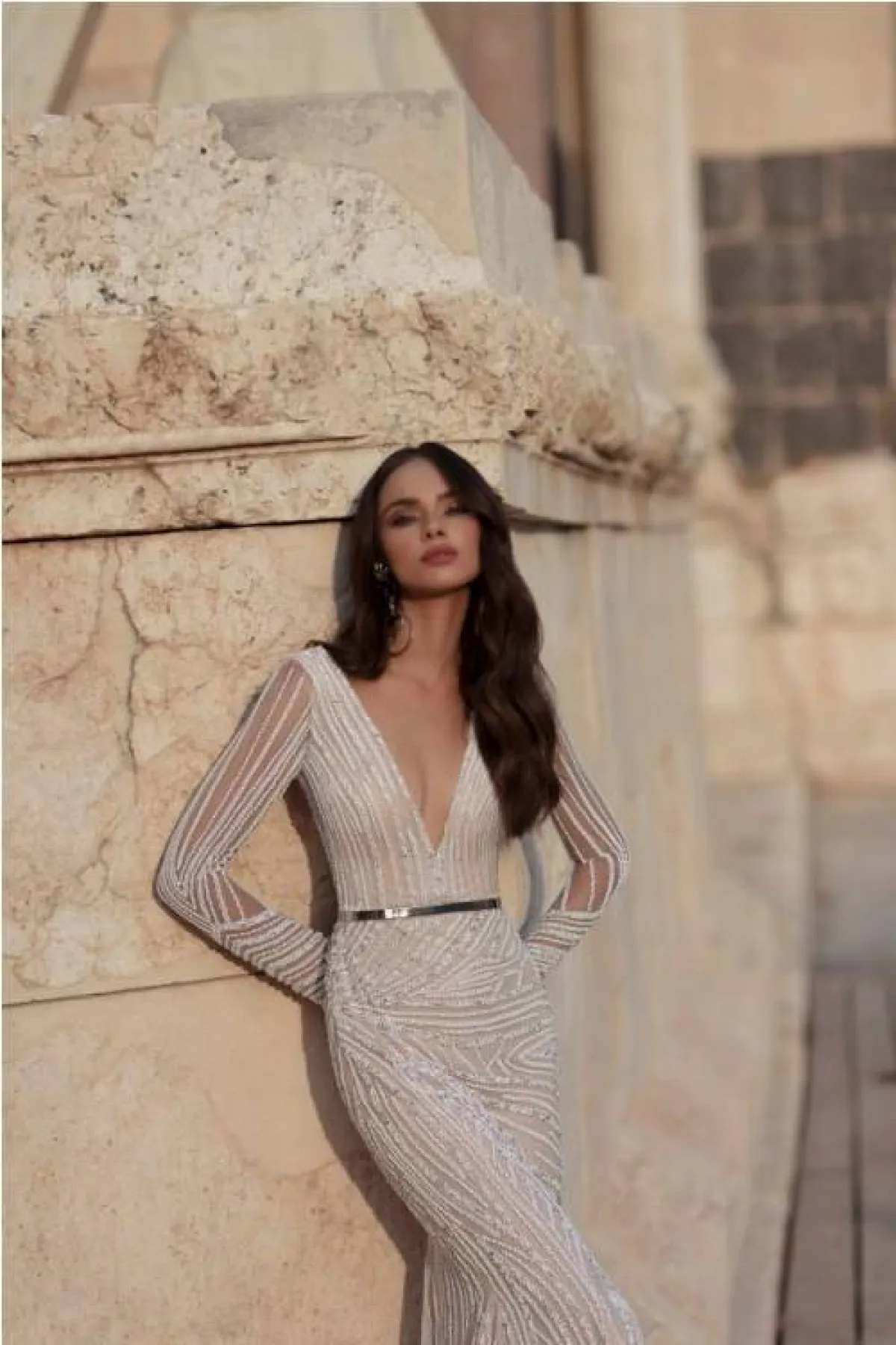 فستان زفاف مع حزام من جولي فينو  Julie Vino