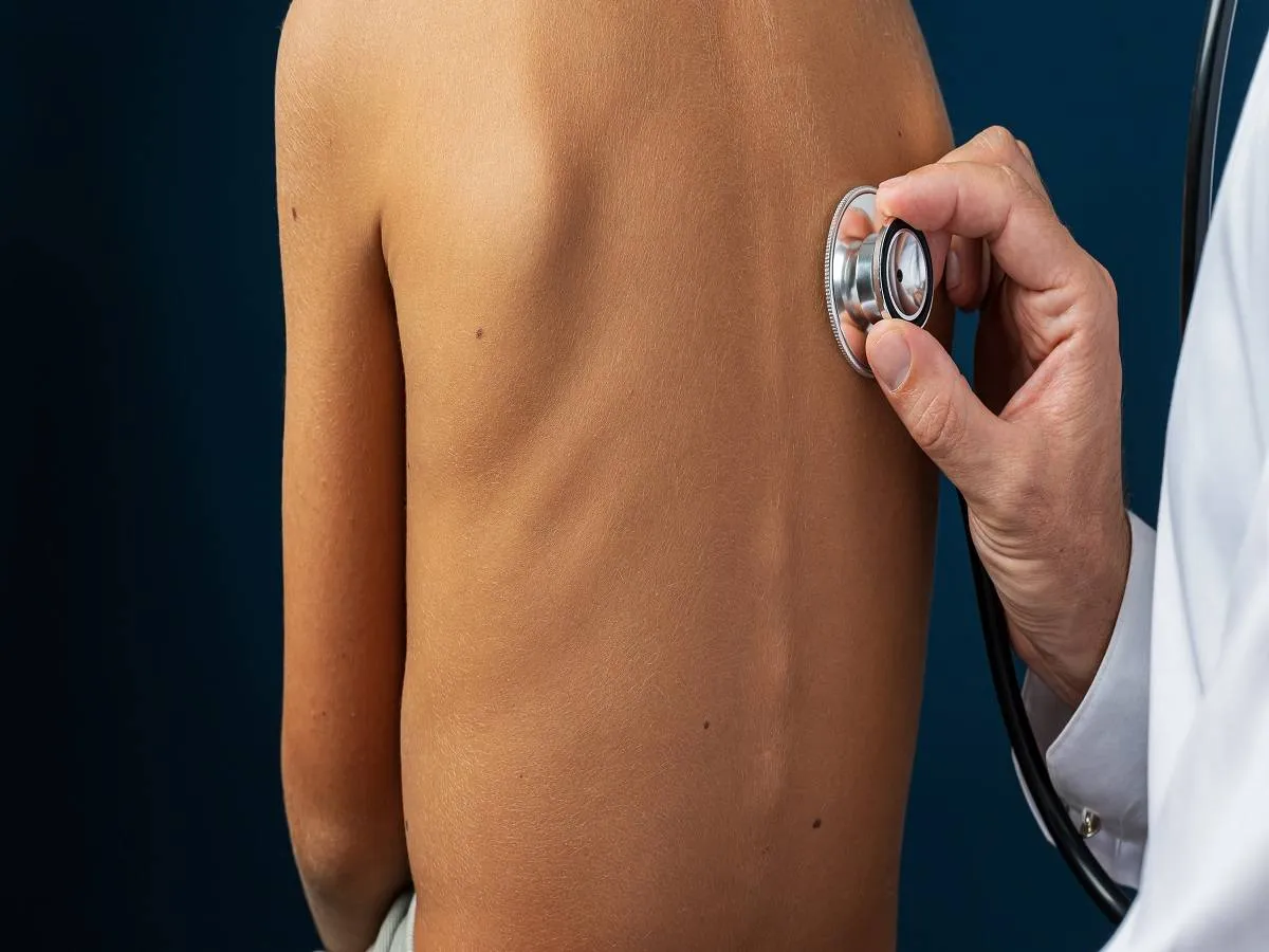 صورة لطفل صغير يعاني من مشاكل تنفس