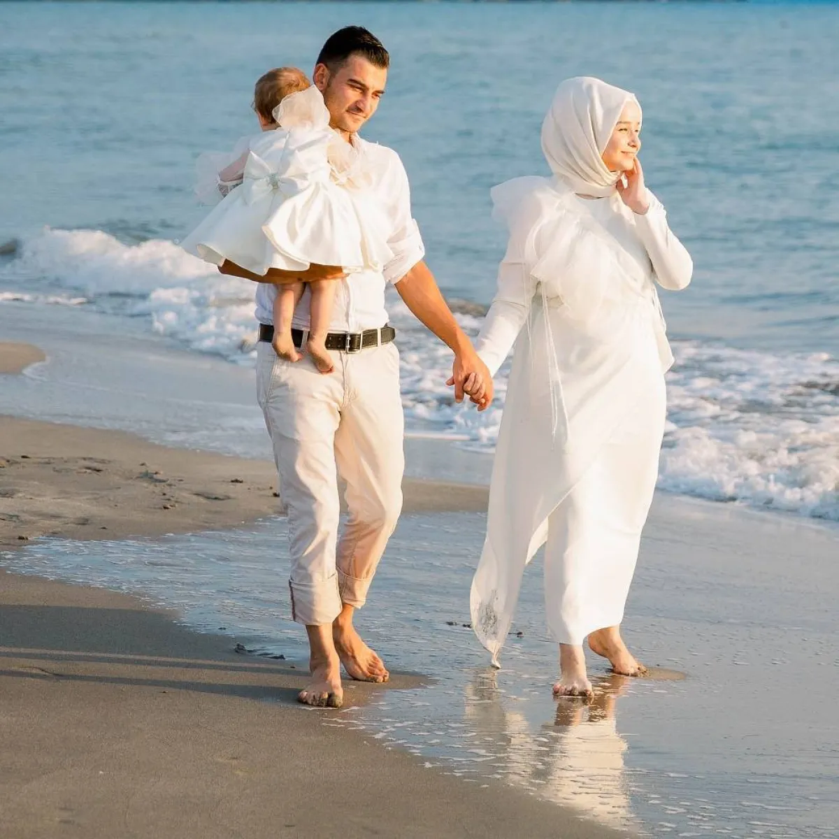 صورة لعائلة على الشاطيء