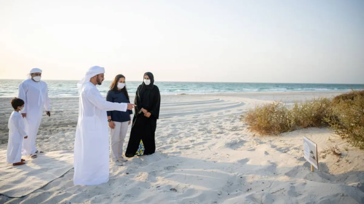 إطلاق السلاحف بحضور ورعاية "الشيخ حمدان بن زايد آل نهيان" . الصورة من "وام"