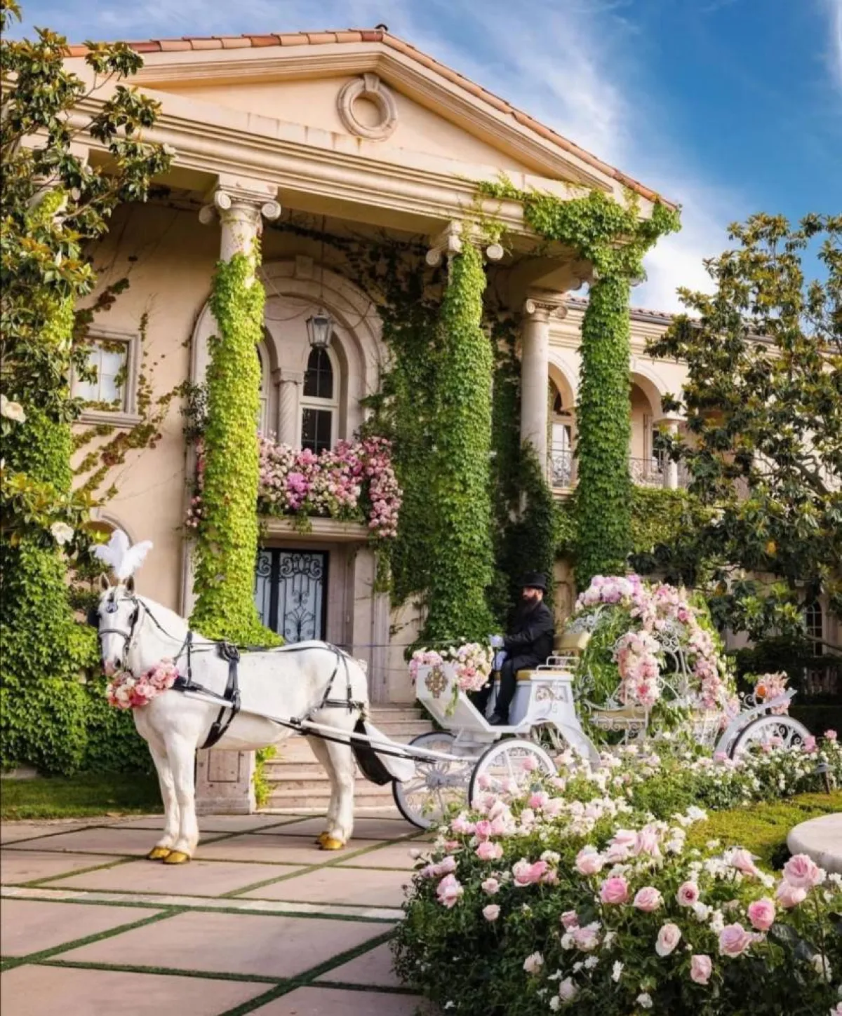 العربة التي يجرها الحصان الأبيض- الصورة من حساب بريتني سبيرز على إنستغرام