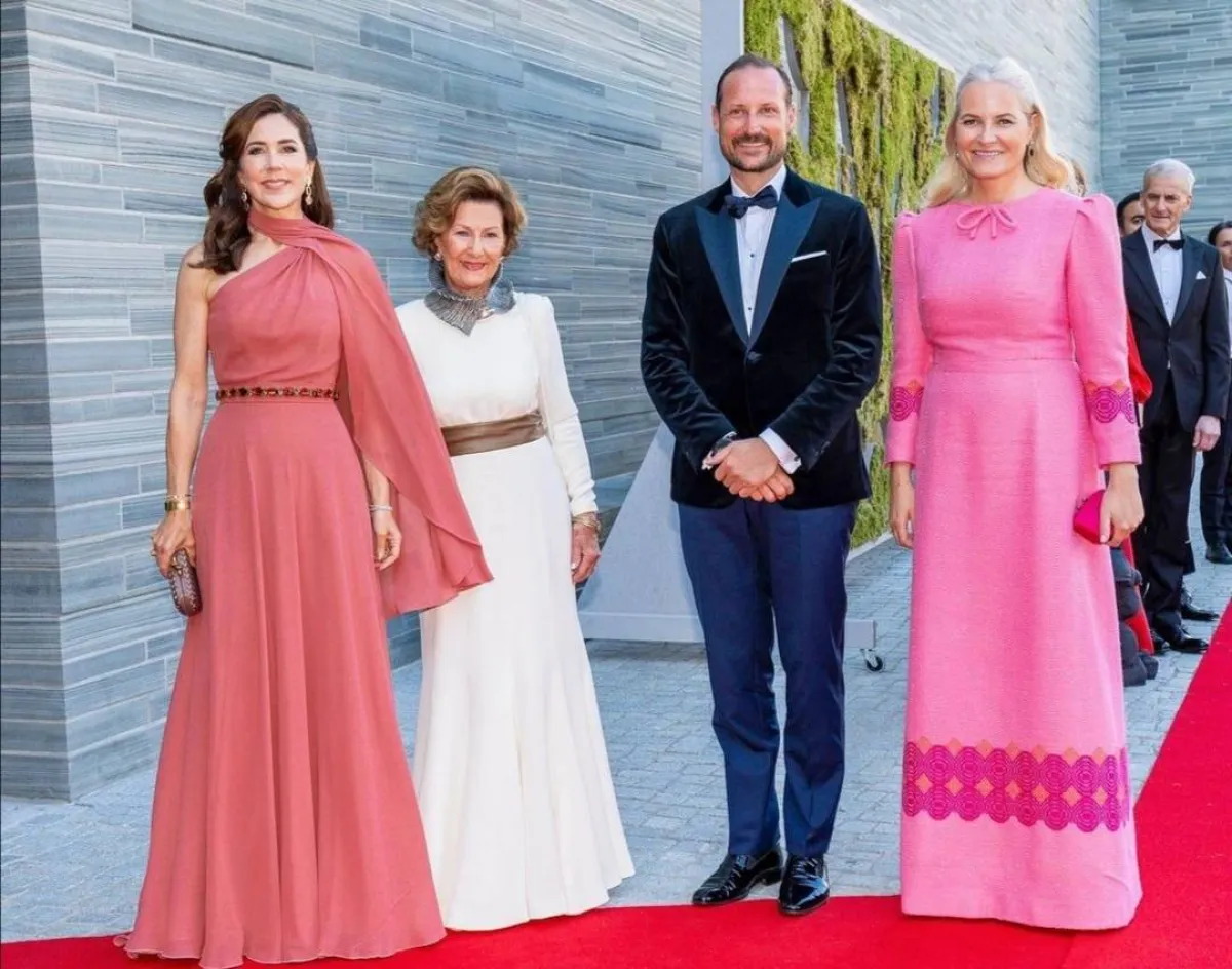 ولية العهد الأميرة ماري مع العائلة المالكة النرويجية- الصورة من حساب البيت الملكي الدنماركي على إنستغرام