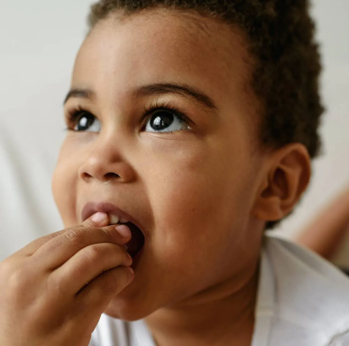 صورة طفل يأكل الجوز