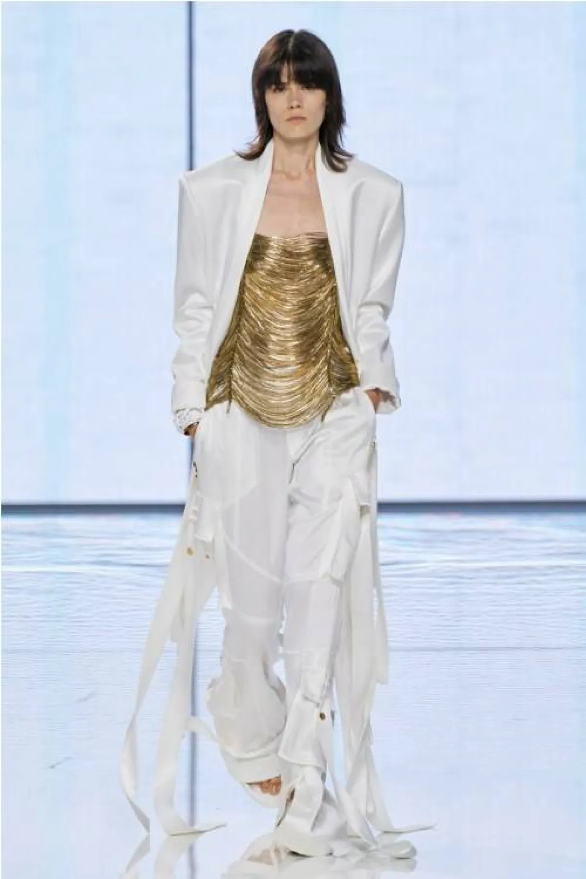 تنسيق السروال الأبيض من بالماين  Balmain