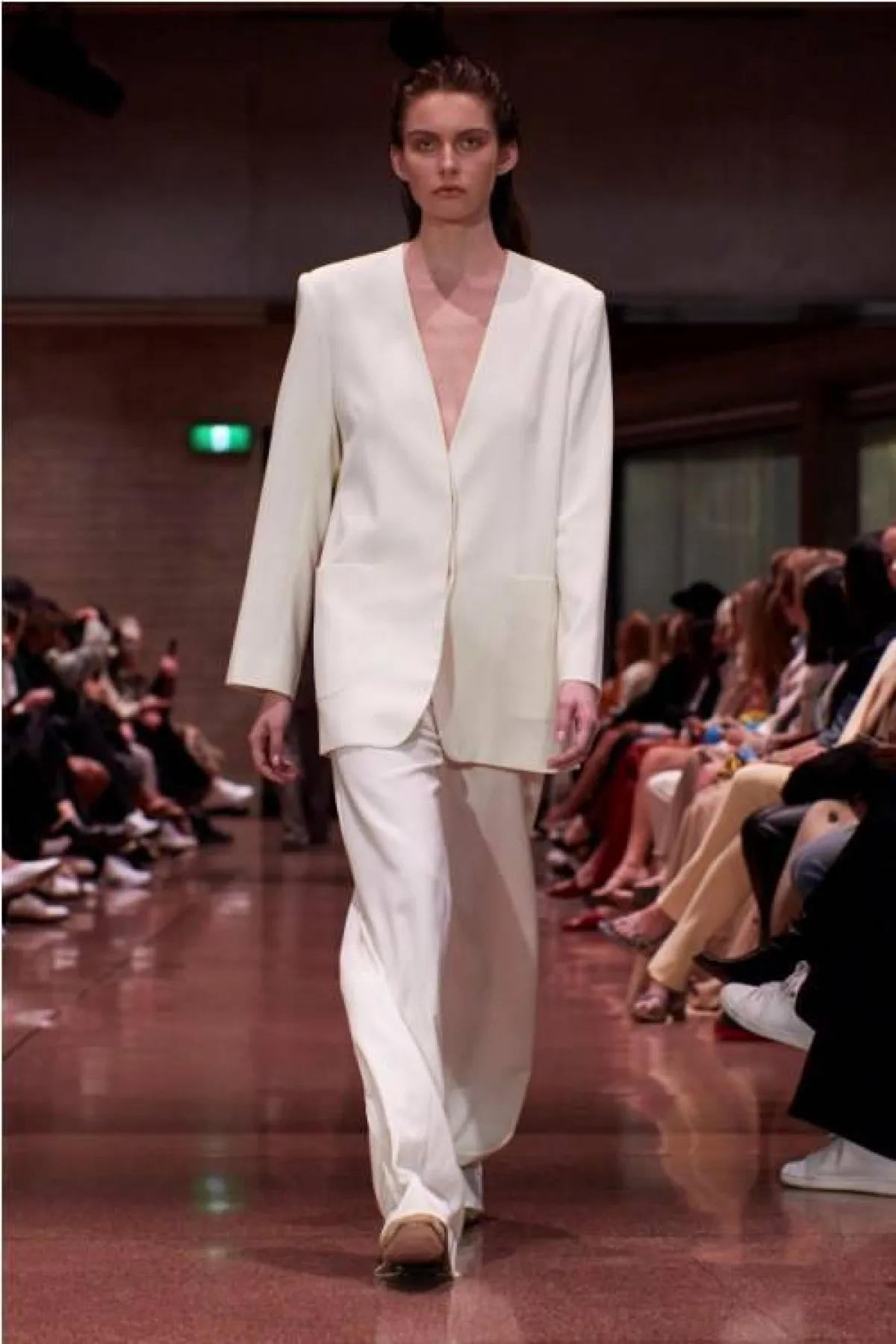 تنسيق السروال الأبيض من بير بارك  Beare Park