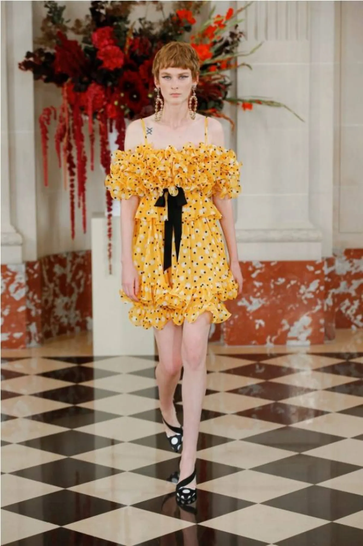 فساتين كشكش بألوان زاهية من كارولينا هيريرا  Carolina Herrera