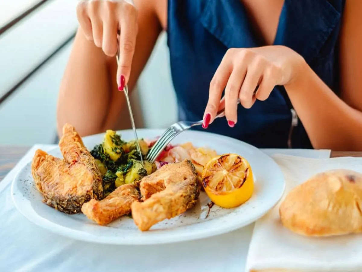 صورة لحامل تتناول الطعام