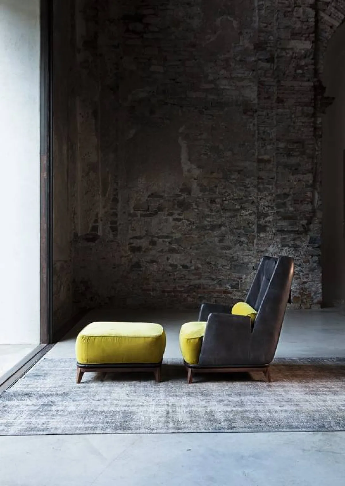 مقعد فردي مع مسند للقدمين