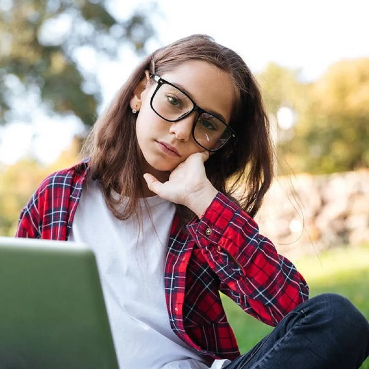 صورة لمراهقة صغيرة قلقة