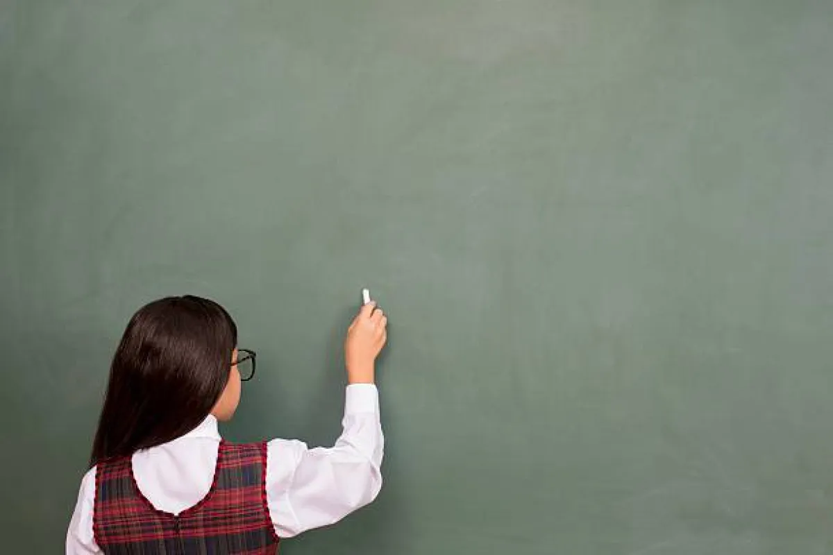 صورة لطفلة تحرص على التعليم