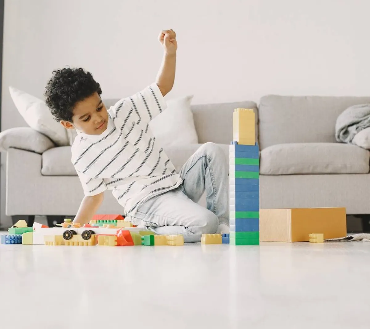 صورة لطفل سعيد بألعابه