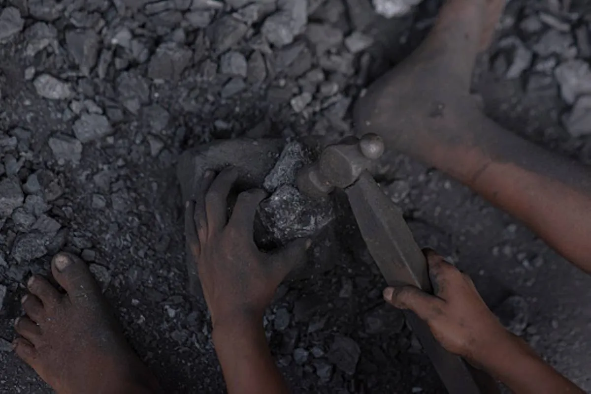 صورة توحي بحياة قاسية يعيشها أحد الأطفال