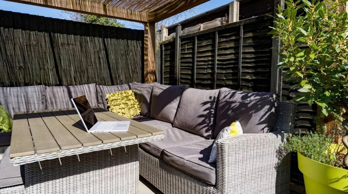 جلسة تحت "البرغولا" المغلقة