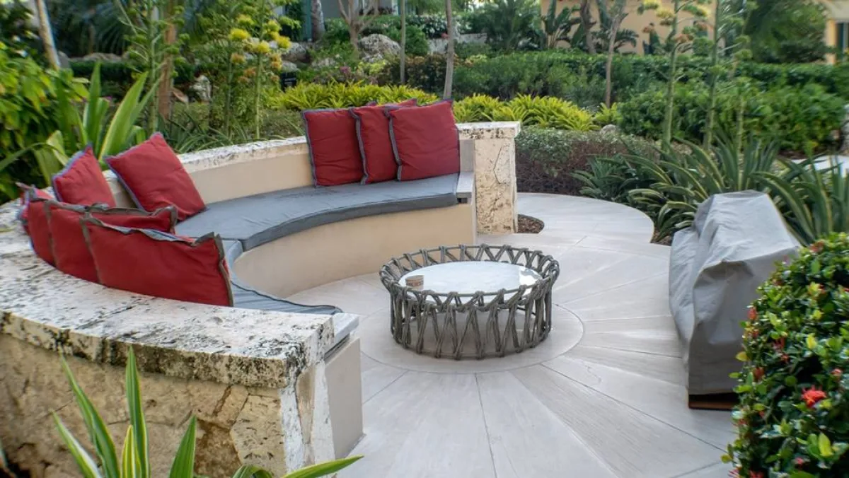 جلسة في حديقة المنزل