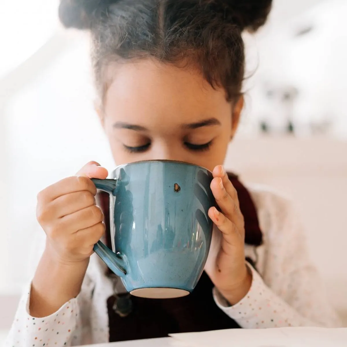 صورة لطفلة تشرب الشاي