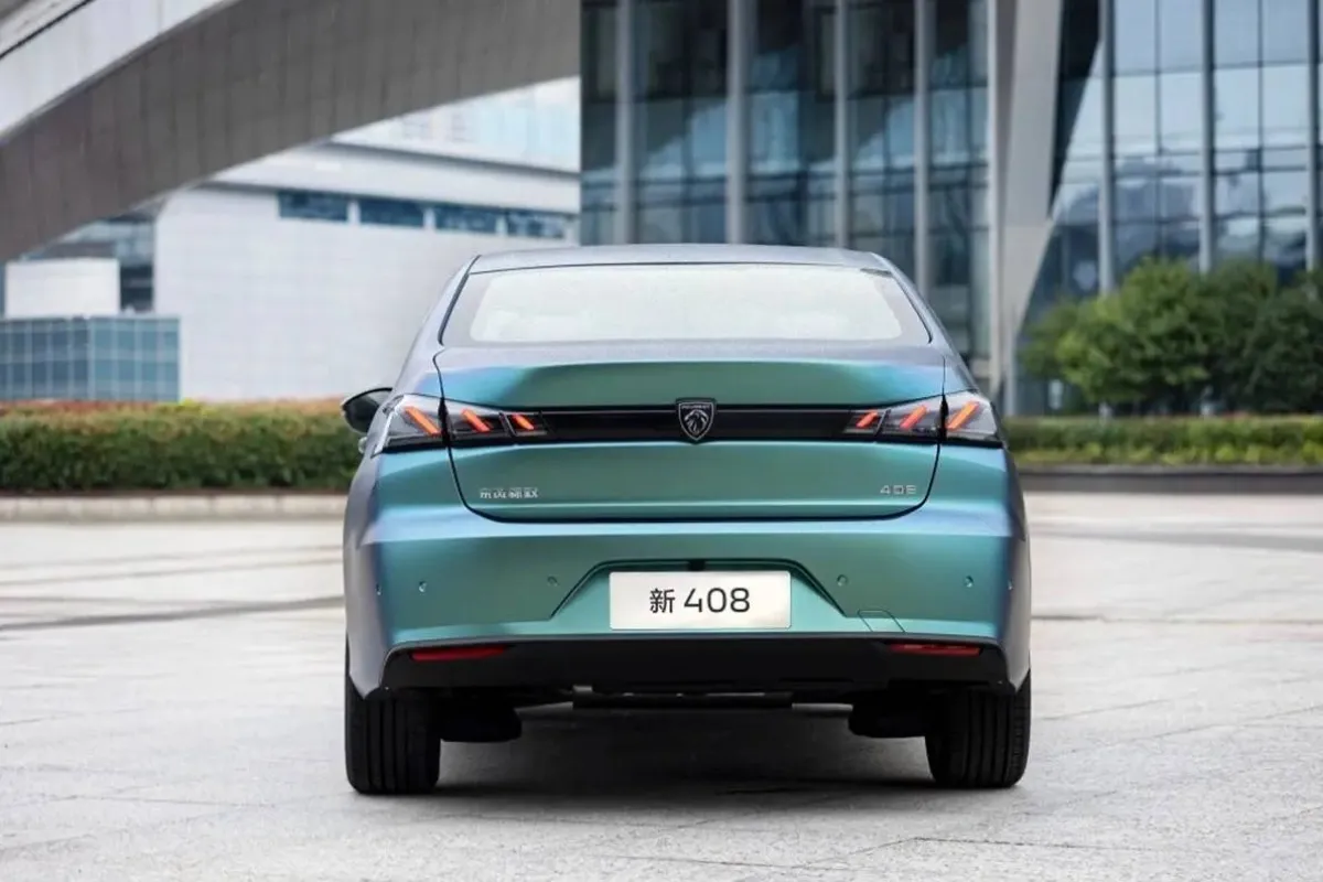 الكشف عن سيارة بيجو 408 سيدان 2023