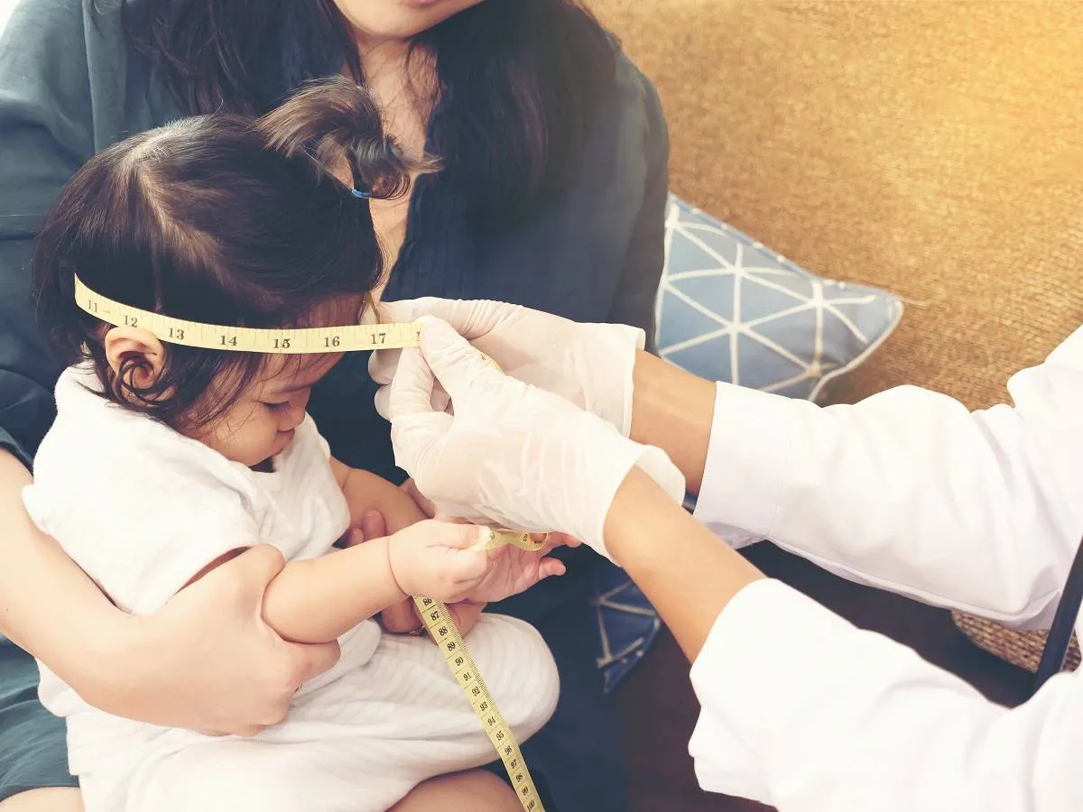 صورة لطفلة يفحصها الطبيب 