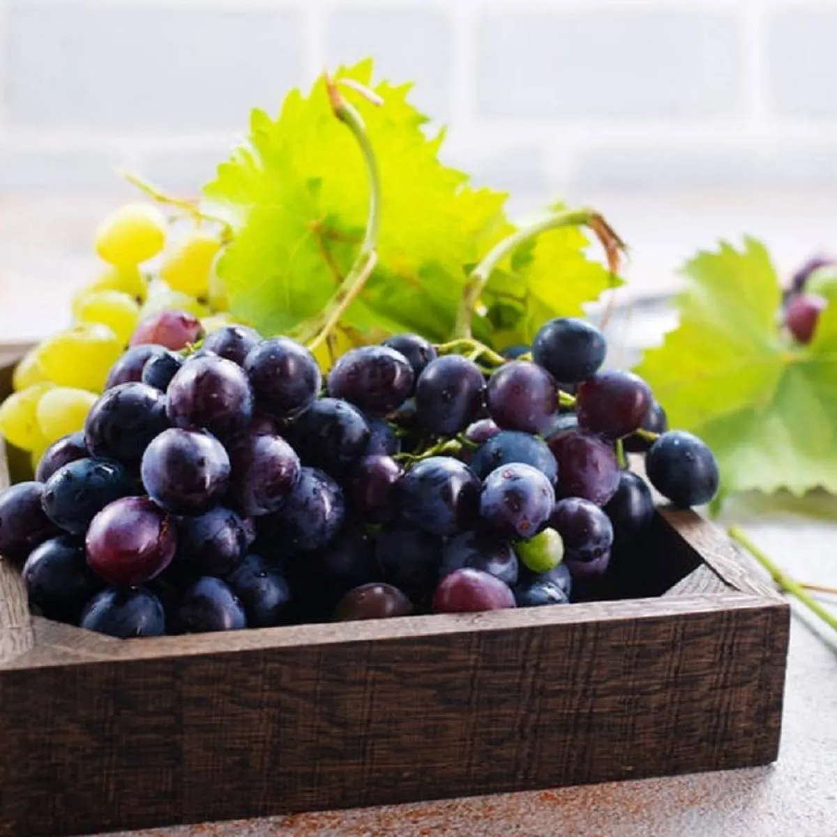 صورة لطبق يحوي عنب