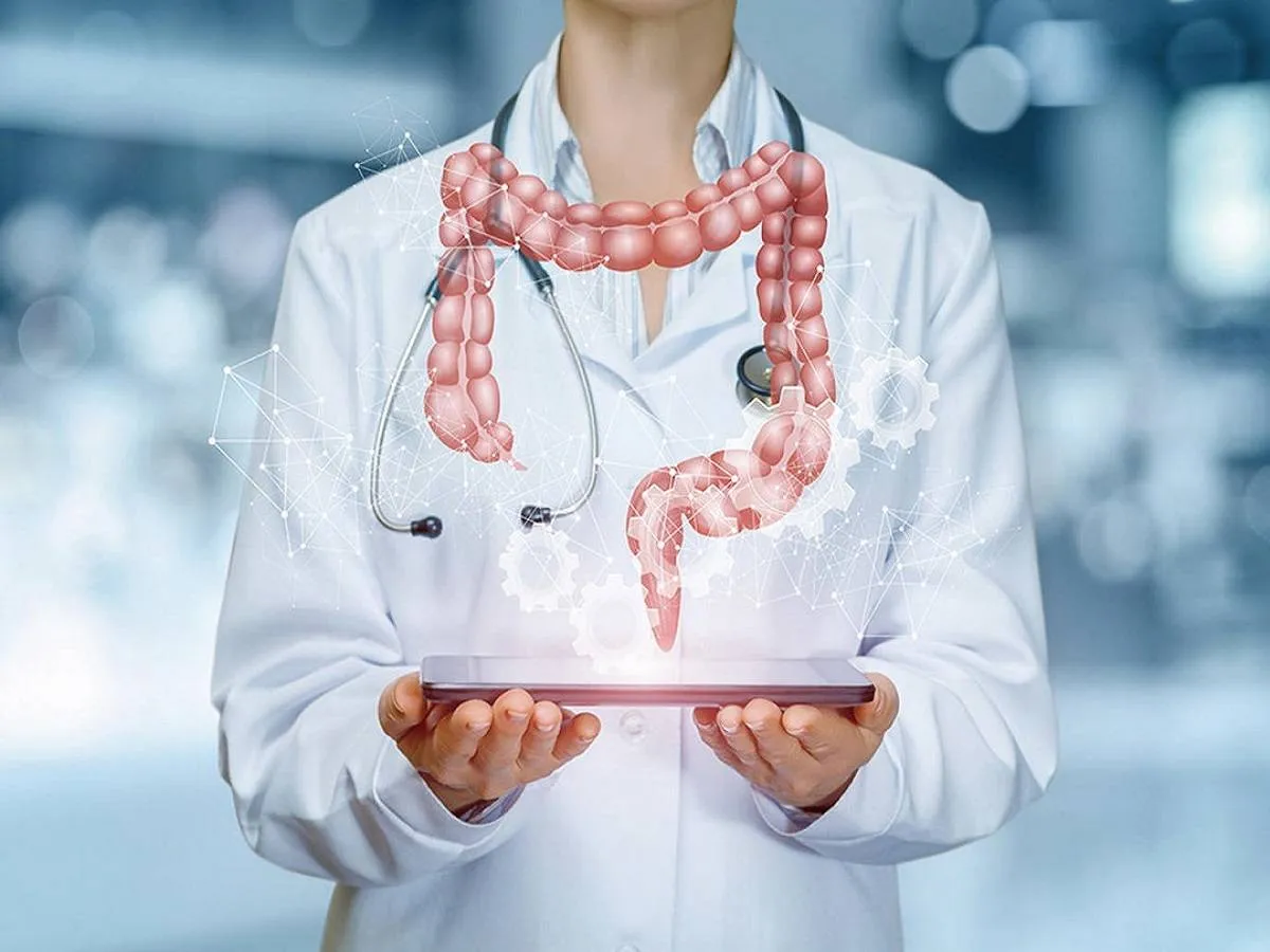 صورة لطبيب يقوم بتشخيص مشاكل القولون