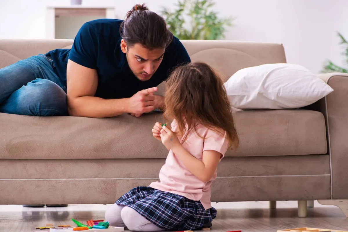 صورة لأب يوبخ ابنته