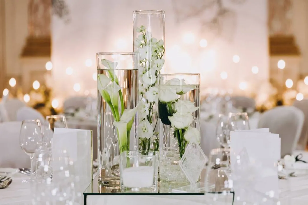 إكسسوارات شفّافة وأخرى كريستاليّة 