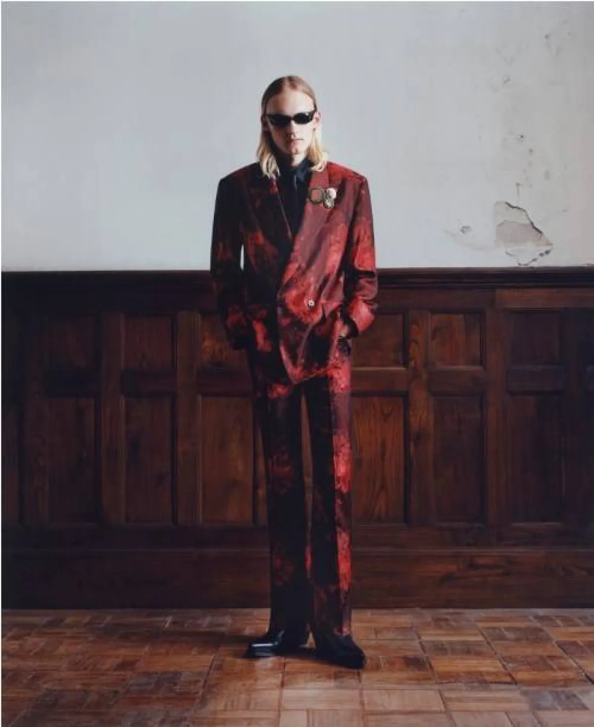 إطلالة باللون الأحمر من إرنست وبيكر  Ernest w Baker