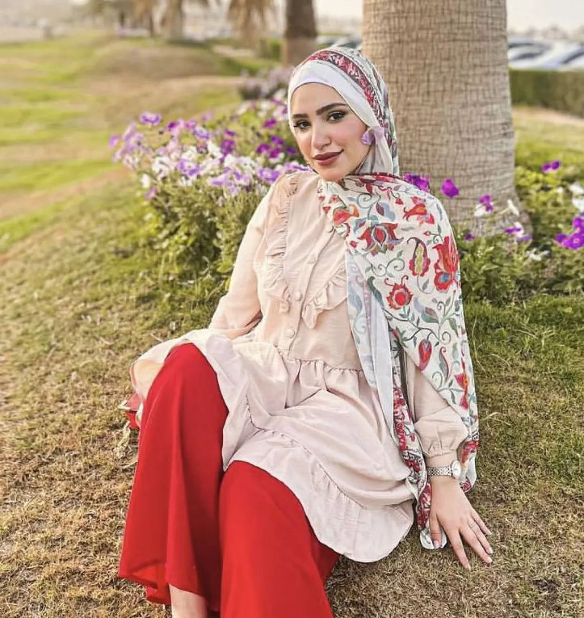 حجاب بزهور حمراء