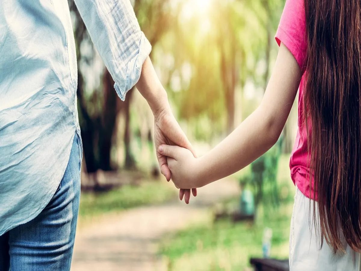 صورة لأم تصطحب ابنتها 