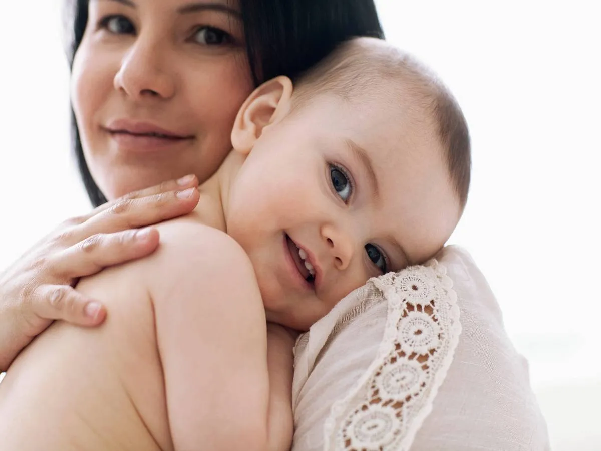 صورة لطفل صغير تحمله أمه