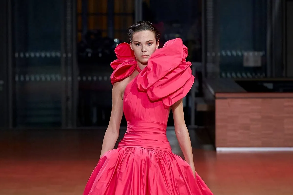 موديلات فساتين بكتف واحدة مكشكشة من إيلي صعب Elie Saab