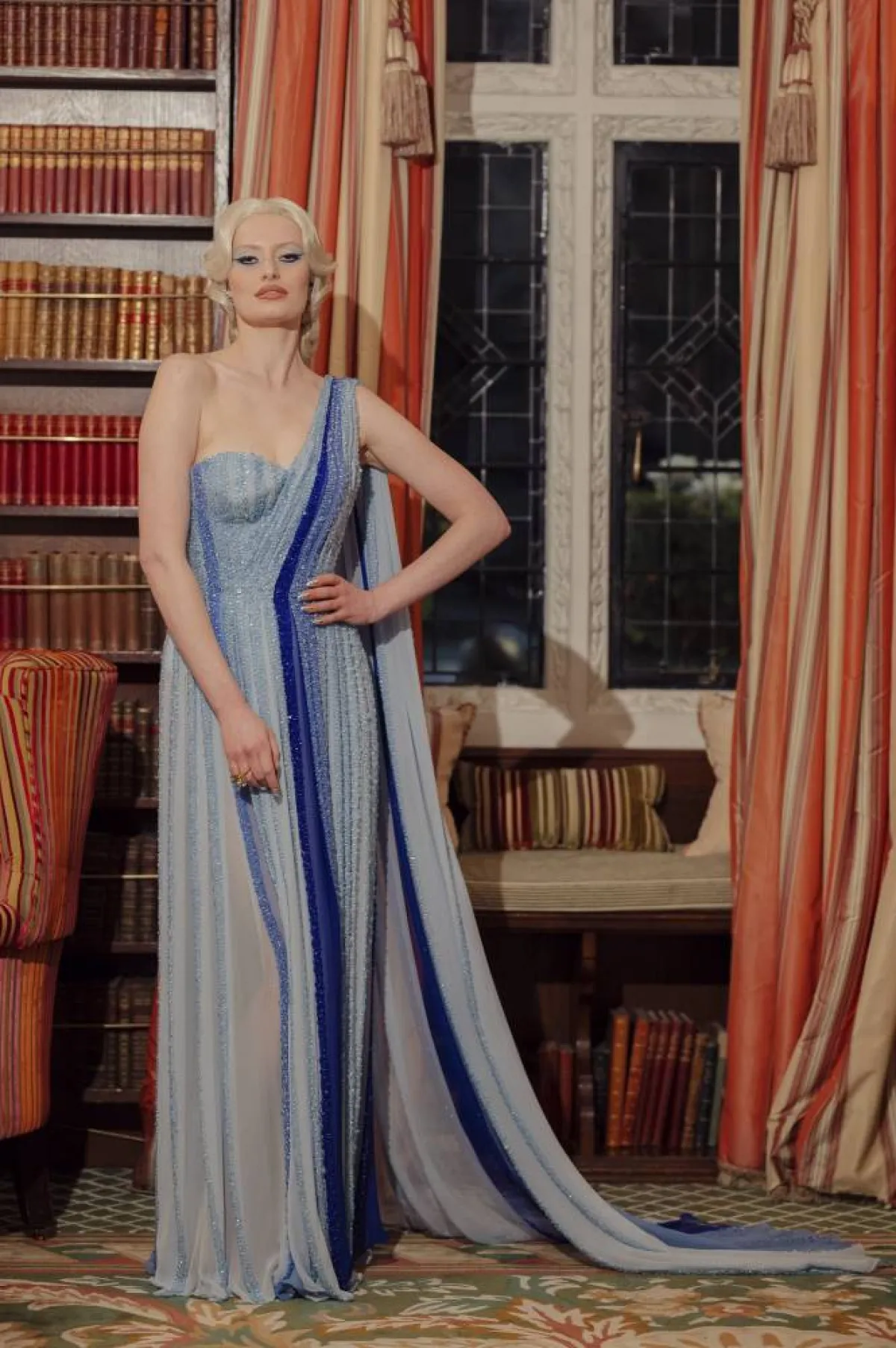 فستان سهرة باللون الأزرق من نيكولا أوكويل كوتور Nicholas Oakwell Couture 