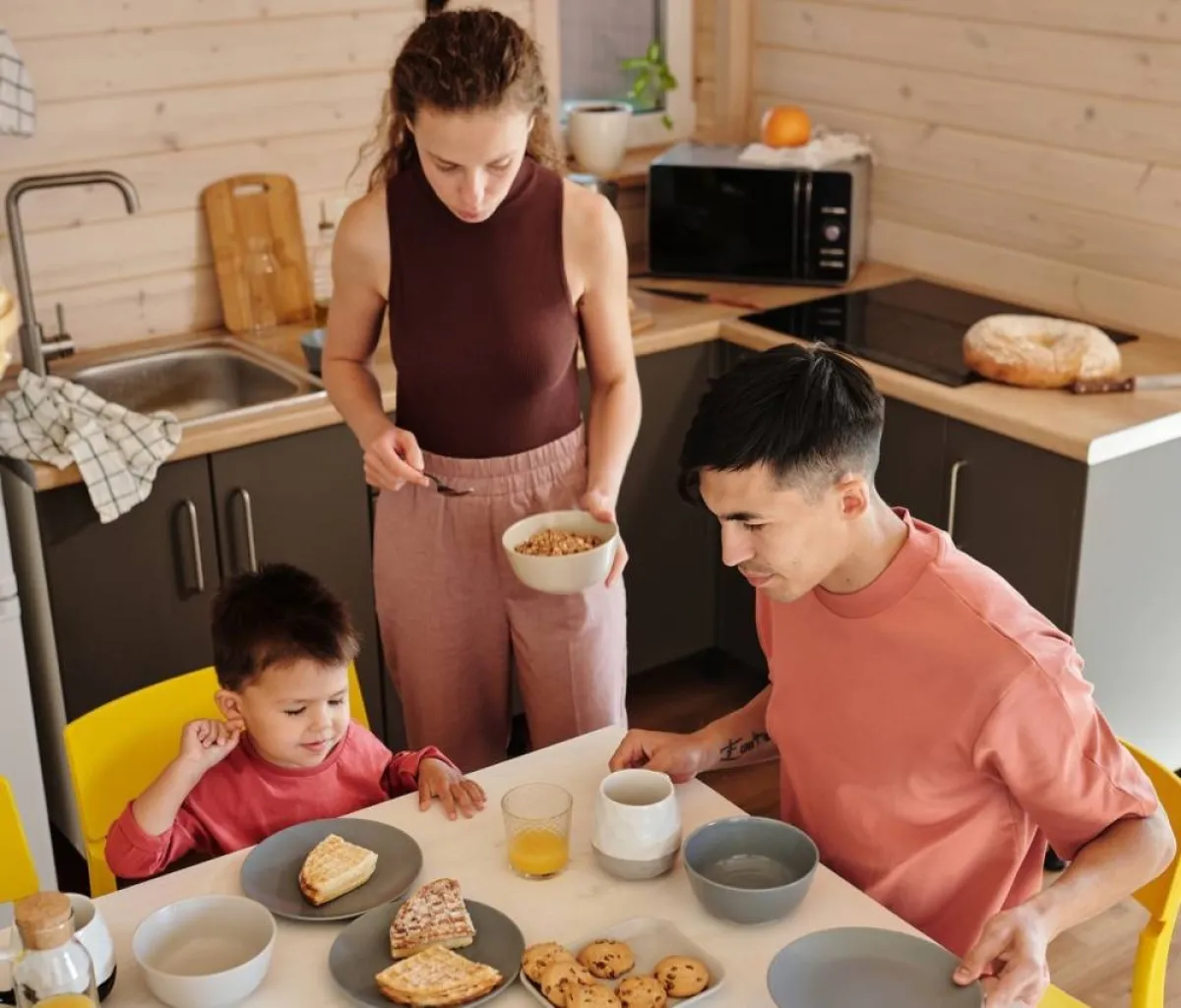صورة لطفل يشعر بالقلق من الطعام