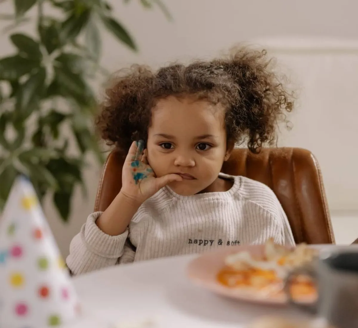 صورة فتاة ترفض الأكل