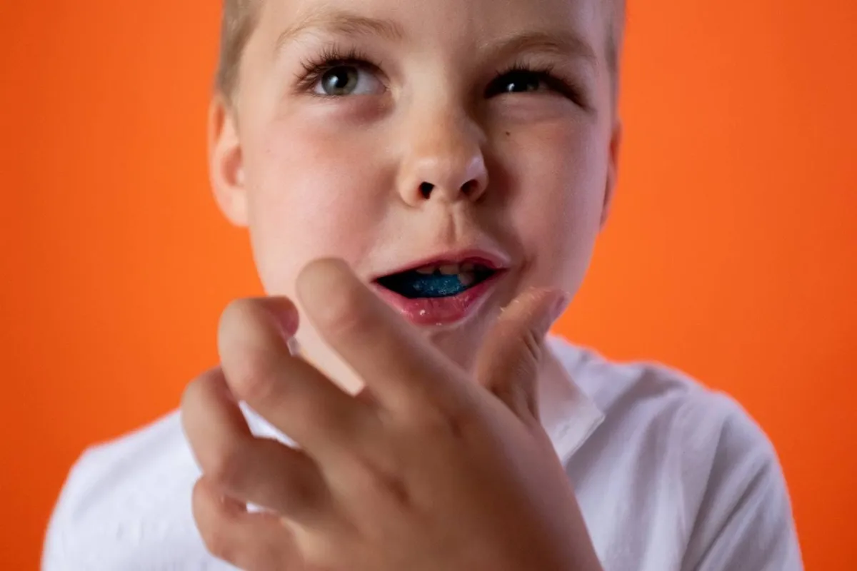 صورة طفل يأكل في الخفاء