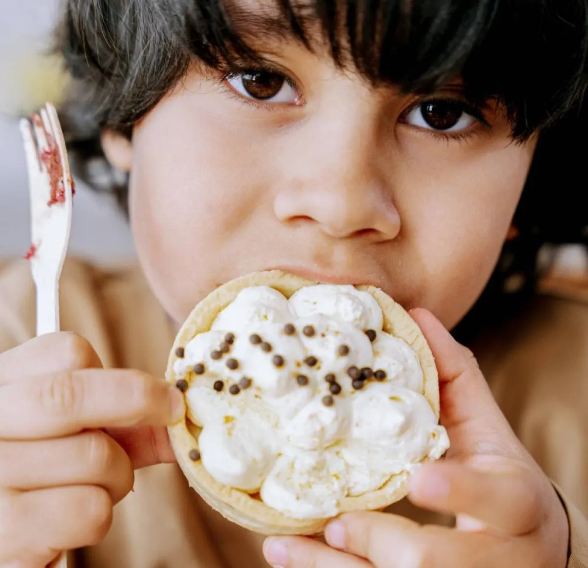 صورة طفل يأكل بشراهة