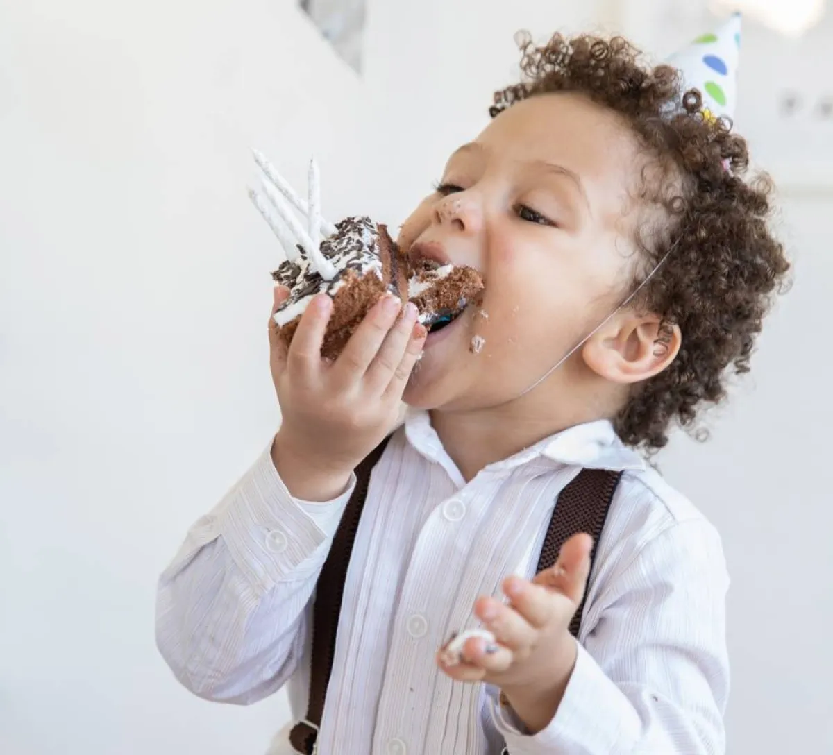 صورة طفل مصاب بشره في الأكل