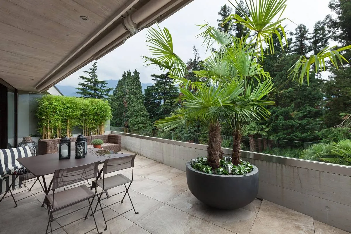 من المفضّل تصميم باب الشرفة على هيئة سحّاب زجاجي شفاف