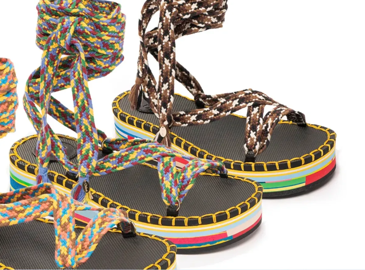 حذاء يزدان برباط من القماش من كلوي 