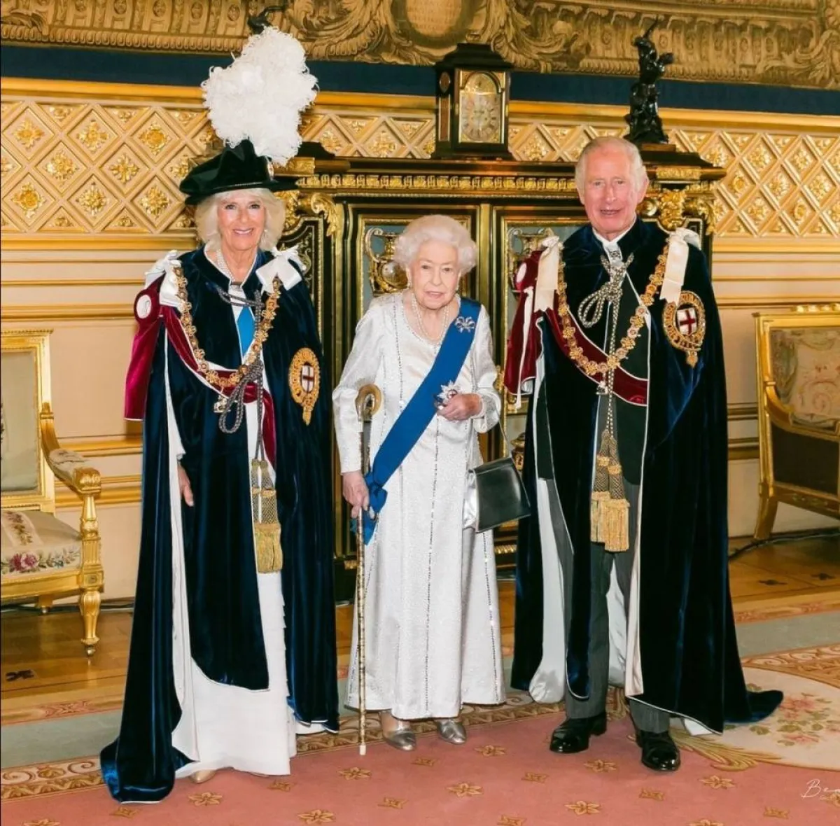 كاميلا دوقة كورنوال مع الملكة إليزابيث والأمير تشارلز- الصورة من حساب The Royal Family على إنستغرام