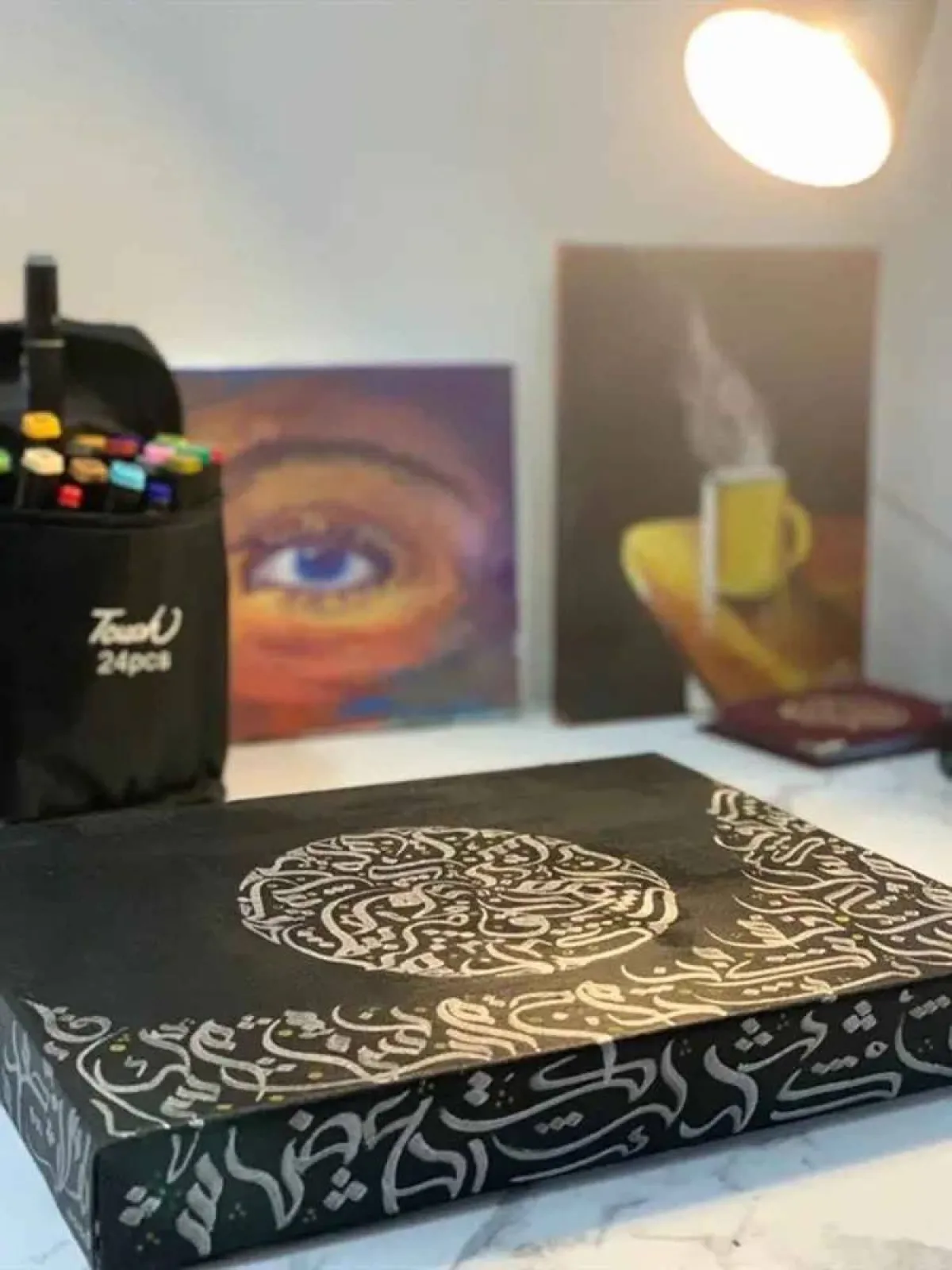 فنانة تستخدم الخط السنبلي في لوحاتها